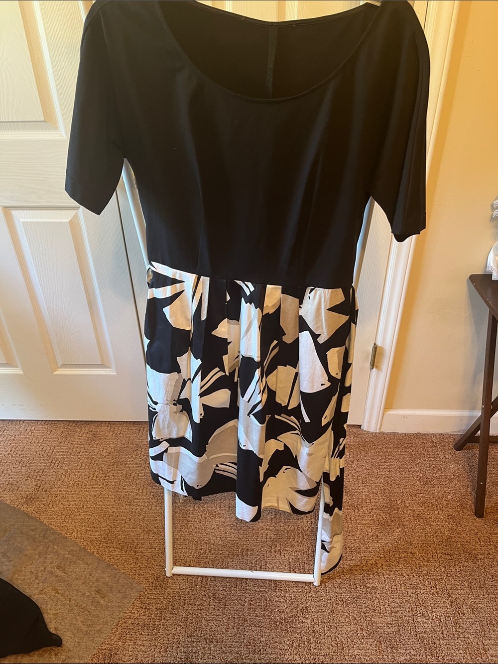 Women's Black and White Printed Short Sleeve Dress